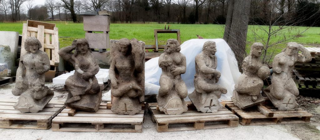 luchtboogbeelden 'De Zeven Zonden' oud, opgesteld op het erf.