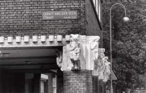 Tien beelden van Jaap Kaas aan de Minervalaan, Amsterdam. Foto uit de jaren '80 of '90