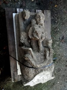 Een hele dierentuin in een bootje. Oud luchtboogbeeld van tufsteen