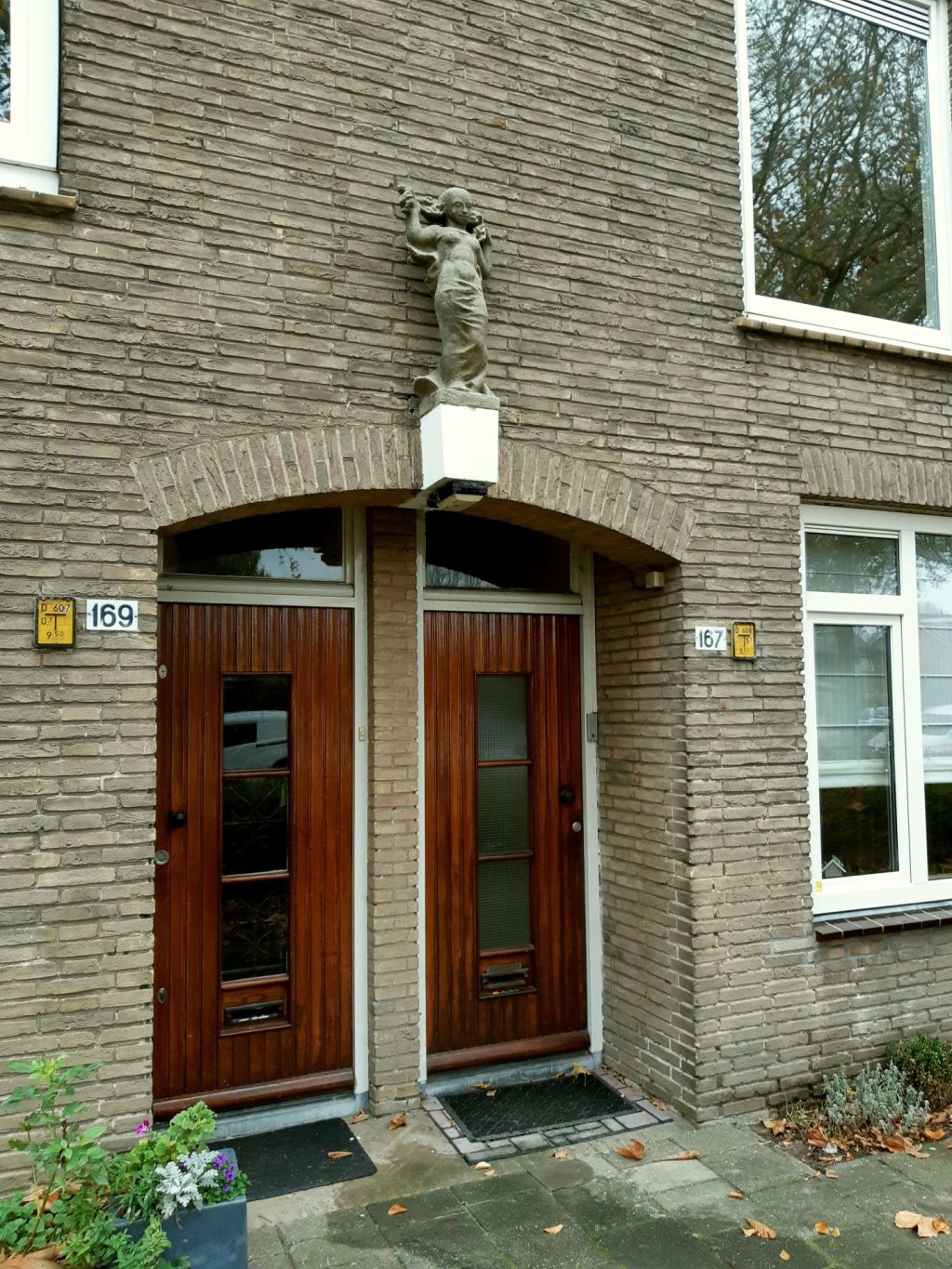 beeldje Lente Vier Seizoenen herplaatst