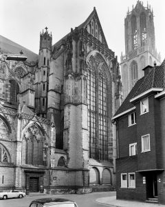 oude foto uit 1960 van linker zijbeuk van de Utrechtse Domkerk, zonder kanthogels