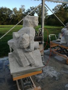 Eine alte Schwibbogen Figur Eusebius Kirche in Arnheim: eine törichte Jungfrau. Kopie in Muschelkalksteen