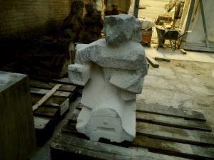 Schwibbogen Statue der Eusebius Kirche in Arnheim: eine törichte Jungfrau