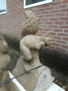 oud tufstenen luchtboogbeeld Eekhoorn