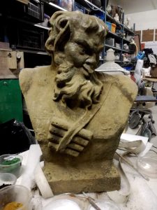 Sandstein Faun mit restaurierten Sicht