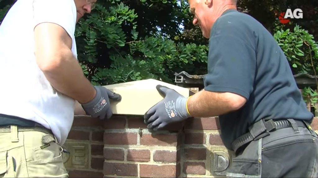 Jaaroverzicht 2016: Het installeren van muurafdekkers aan de Appelweg in Amersfoort, bij een oorlogsmonument