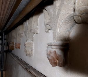 rij van 9 hoofdjes in de Eusebiuskerk. Vooraan een kopje van vrouw met kap