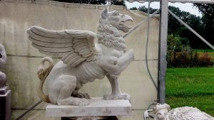 zandstenen griffioen met barok schild