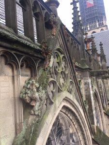 Fassade mit alten Spitzen Blumen in der Kathedrale von Utrecht