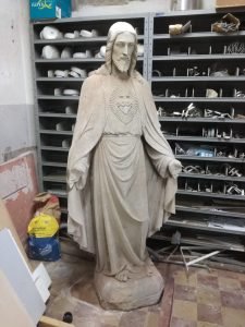 Heilig Hartbeeld kalksteen Ons Lieve Heer in de kelder