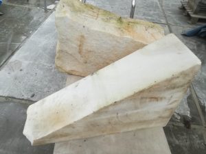 blok marmer voor liggende stier in wit marmer