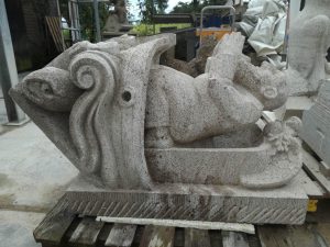 Noach in de ark, luchtboogbeeld voor de Eusebiuskerk in Arnhem. Kopie in Muschelkalksteen naar tufstenen origineel