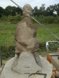 Original Strebepfeilerfigur Tuff der Dame mit Mörser