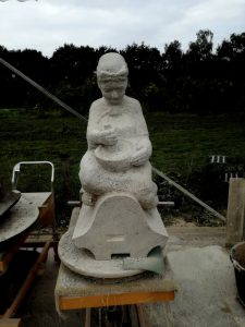 in Tuff kopieren, halb. Alte Dame mit Mörser.