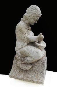 Kopie in Muschelkalkstein einer Statue einer alten Dame mit Mörser