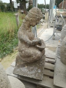 Tuffstatue einer alten Dame mit Mörser