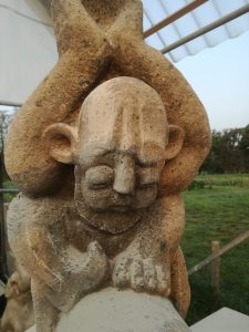 Alte Figur von Beter mit zwei linken Füßen