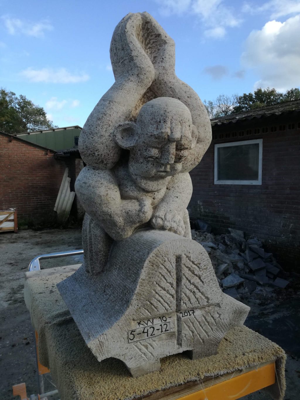 kopie van biddend mannetje in Muschelkalksteen