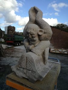 Kopie des Menschen beten in Muschelkalksteen