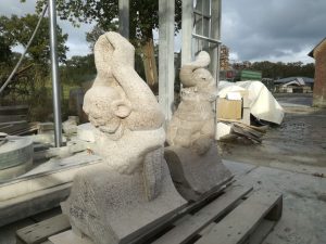 biddende man en olifantje nieuw in kalksteen