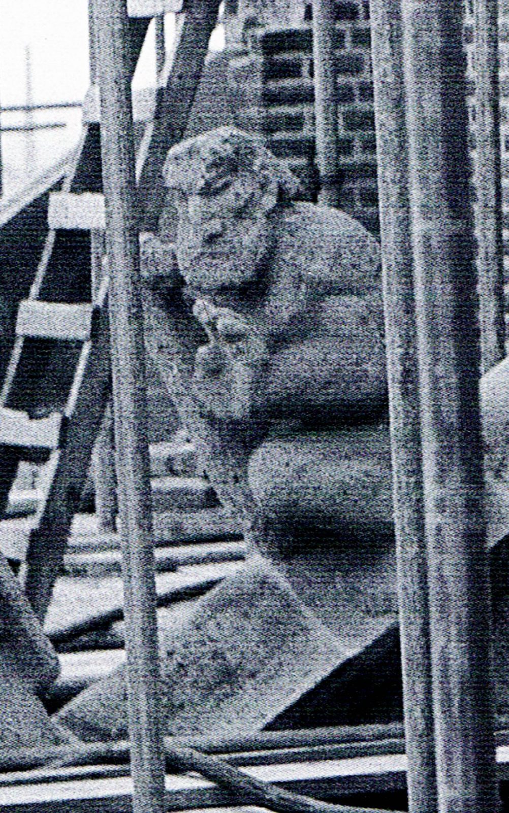 oud luchtboogbeeld van Jacobus de Mindere in tufsteen