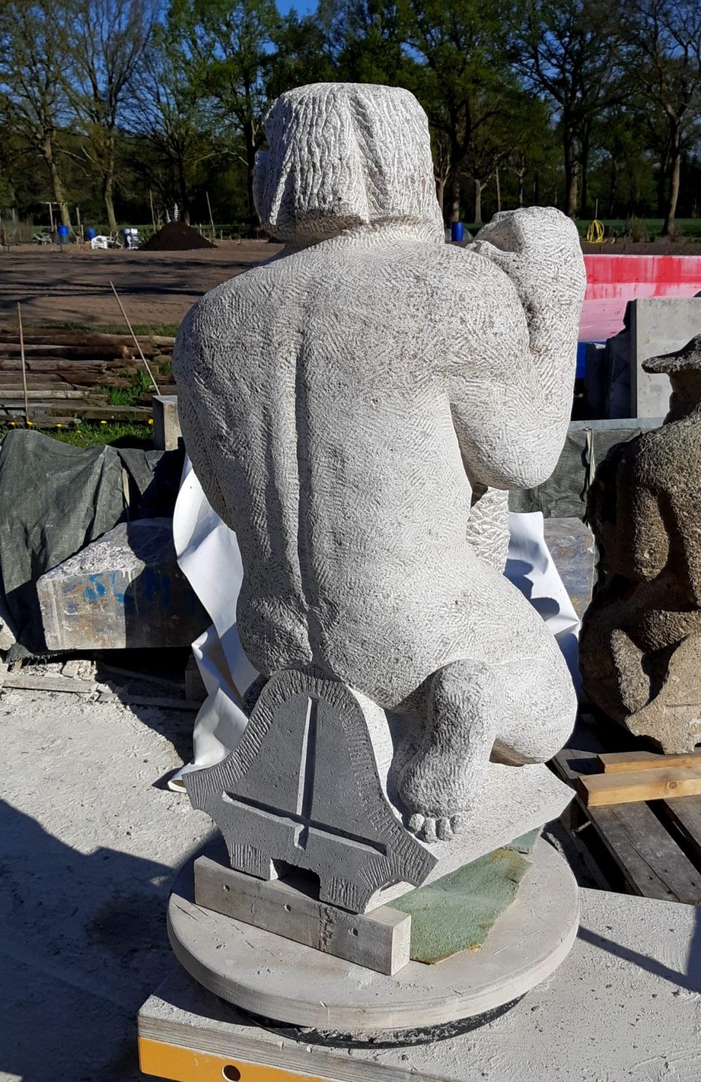 kopie van luchtboogbeeld Jacobus de Mindere in Muschelkalk-steen