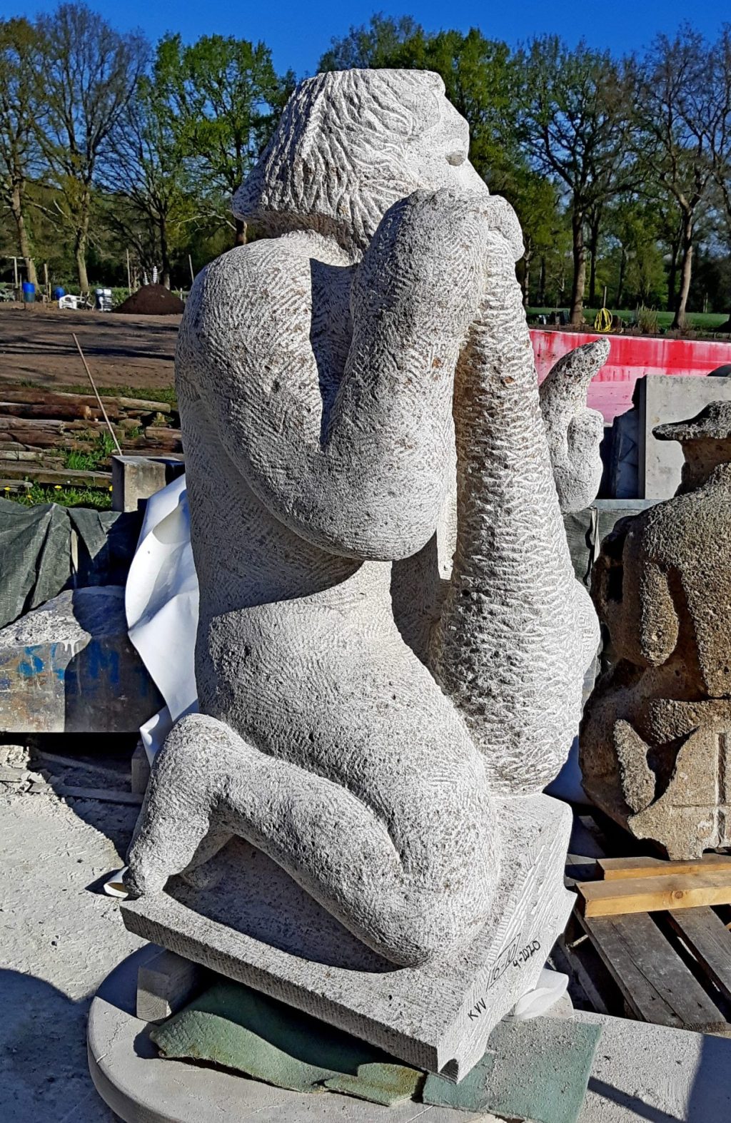 kopie van luchtboogbeeld Jacobus de Mindere in Muschelkalk-steen