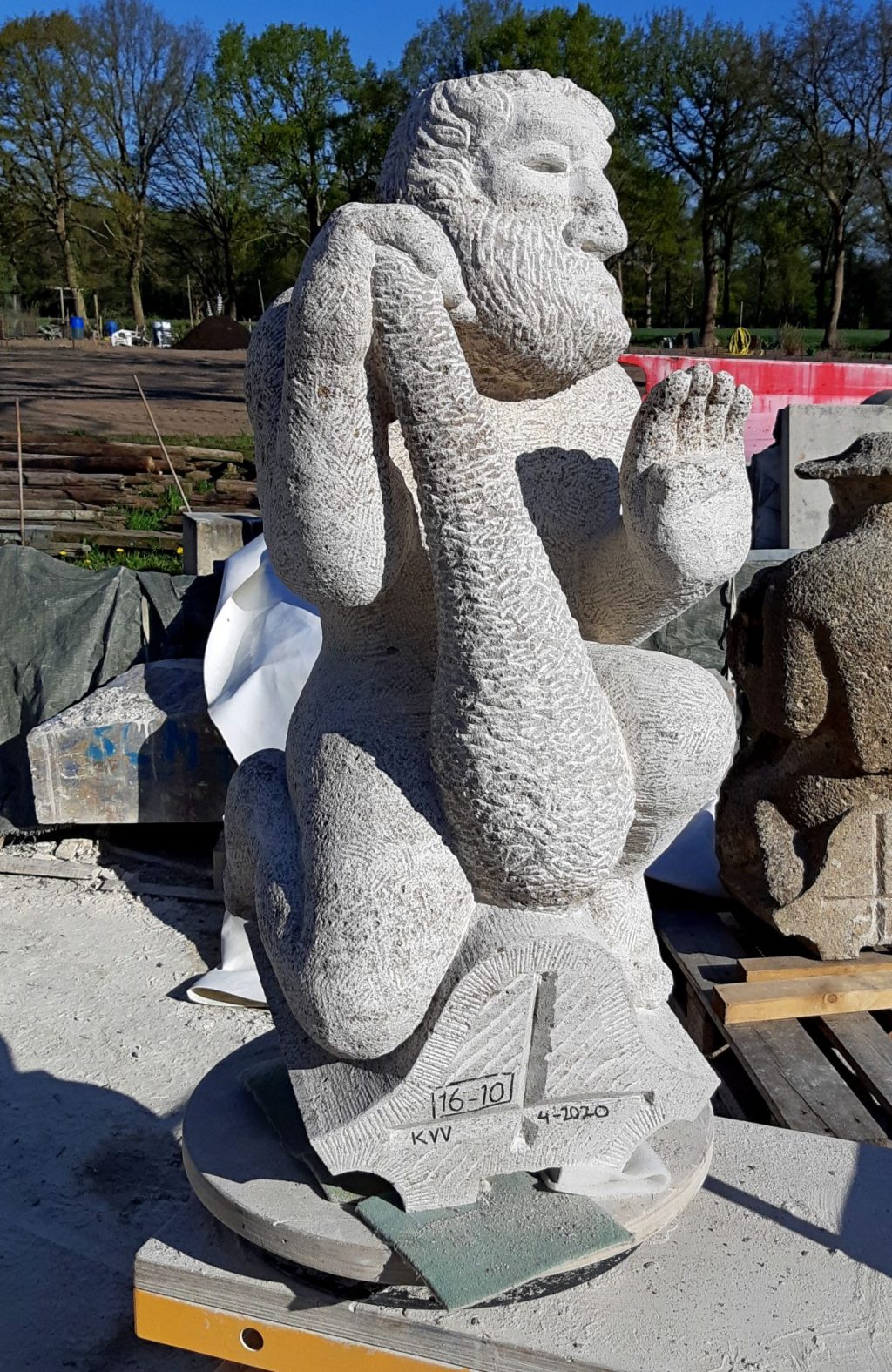 kopie van luchtboogbeeld Jacobus de Mindere in Muschelkalk-steen