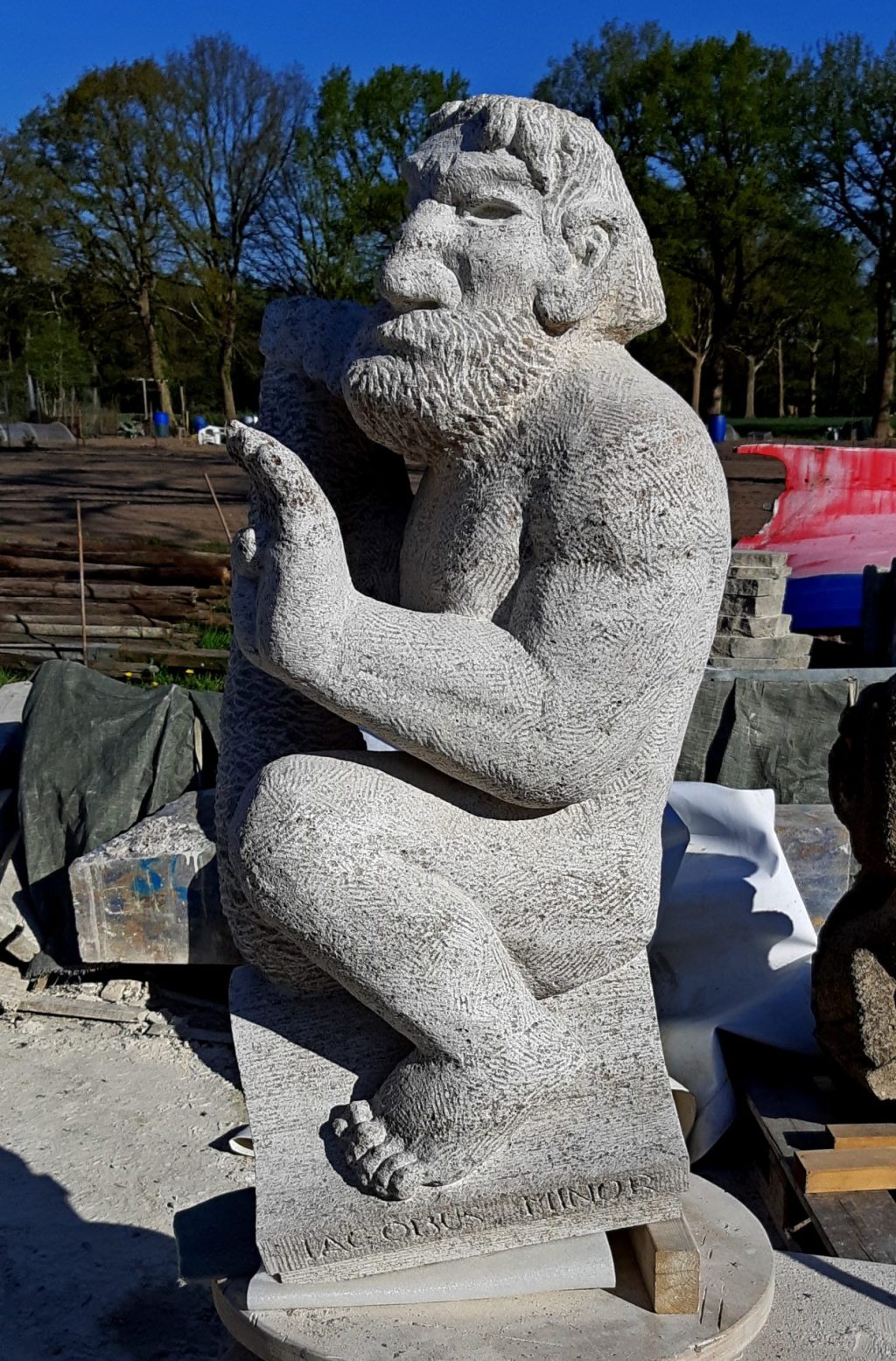 kopie van luchtboogbeeld Jacobus de Mindere in Muschelkalk-steen