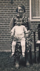 Moeder Cornelia van Velzen-de Vries met Jan van Velzen, 2 jaar