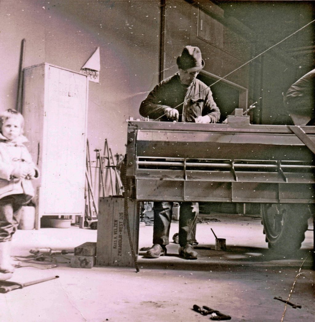 Jan van Velzen baut einen Blumenkopf, 1970