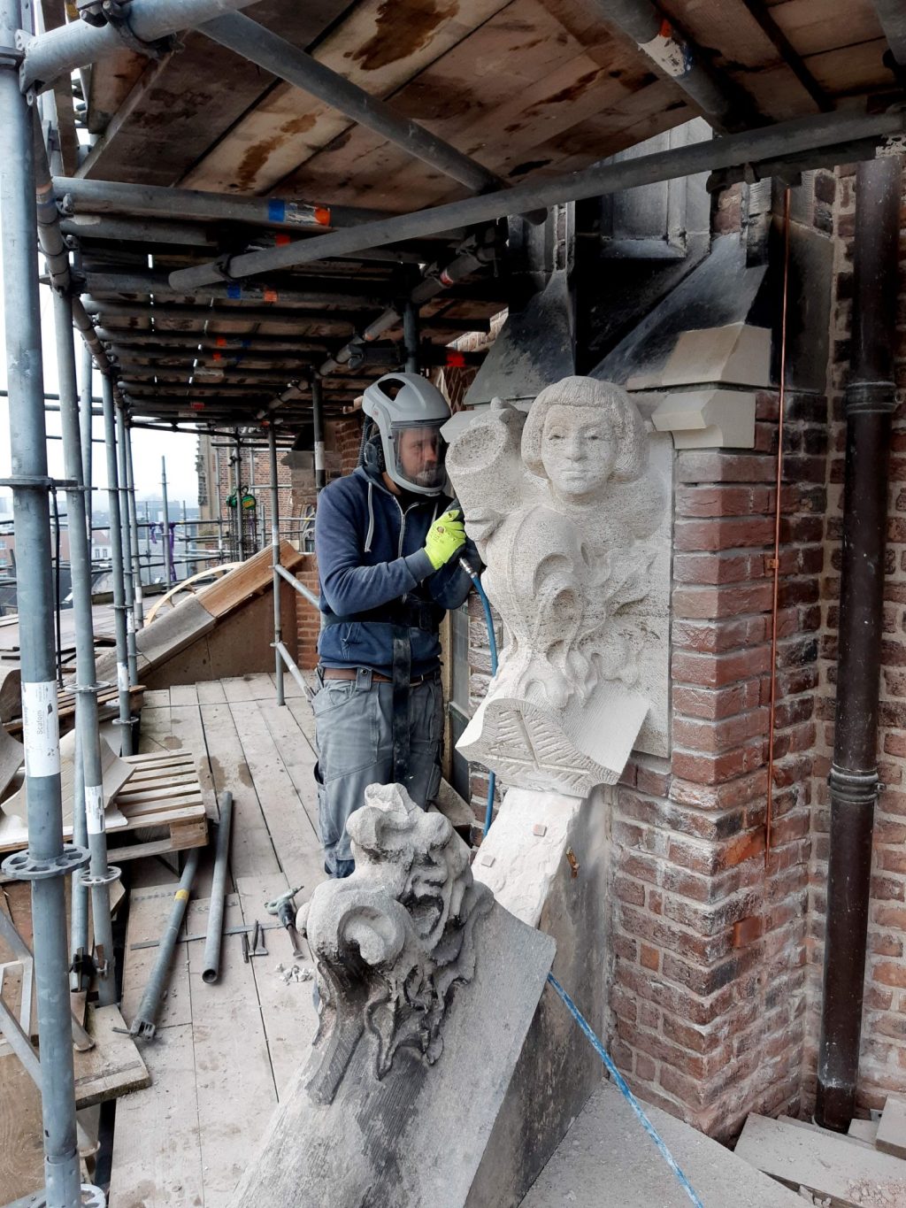 beeldhouwer Jelle Steendam past luchtboogbeeld aan op de Eusebiuskerk