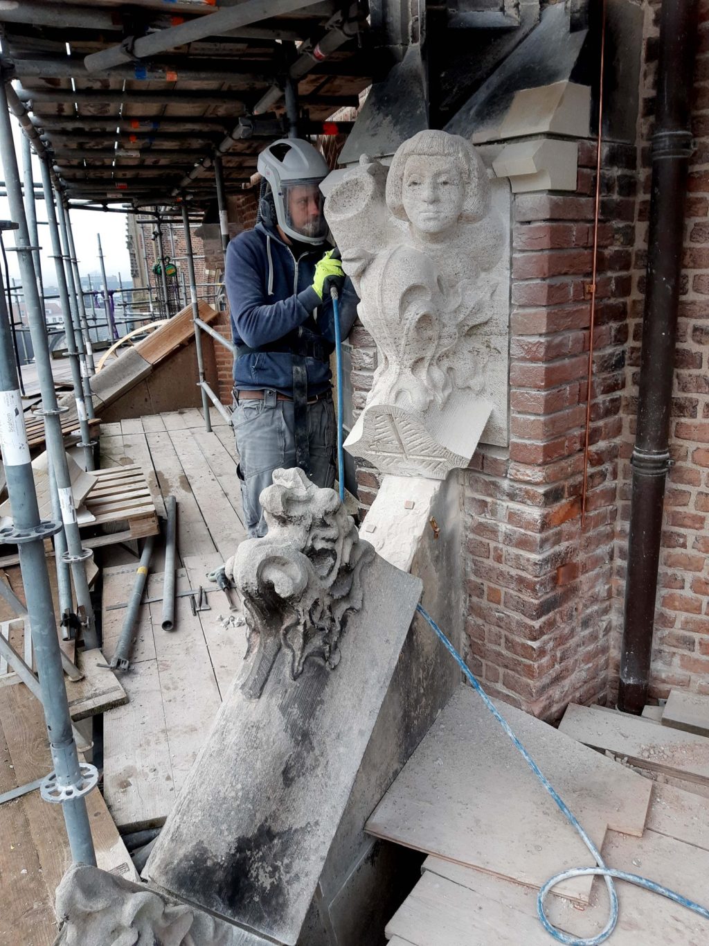 beeldhouwer Jelle Steendam past luchtboogbeeld aan op de Eusebiuskerk