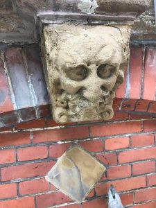 Vier grotesken in Amsterdam, grotesk 3, vom Wetter angegriffen