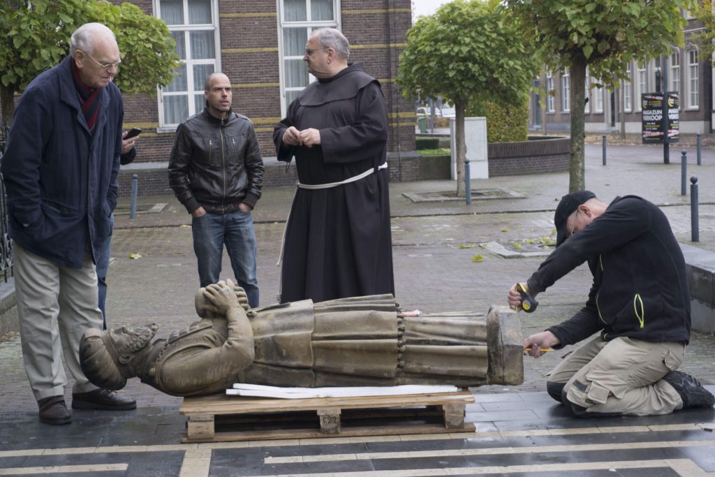 Moses und Aaron zurück in Veghel. Bildhauer Koen van Velzen bereitet für den Einsatz
