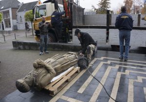Moses und Aaron zurück in Veghel. Bildhauer Koen van Velzen bereitet für den Einsatz