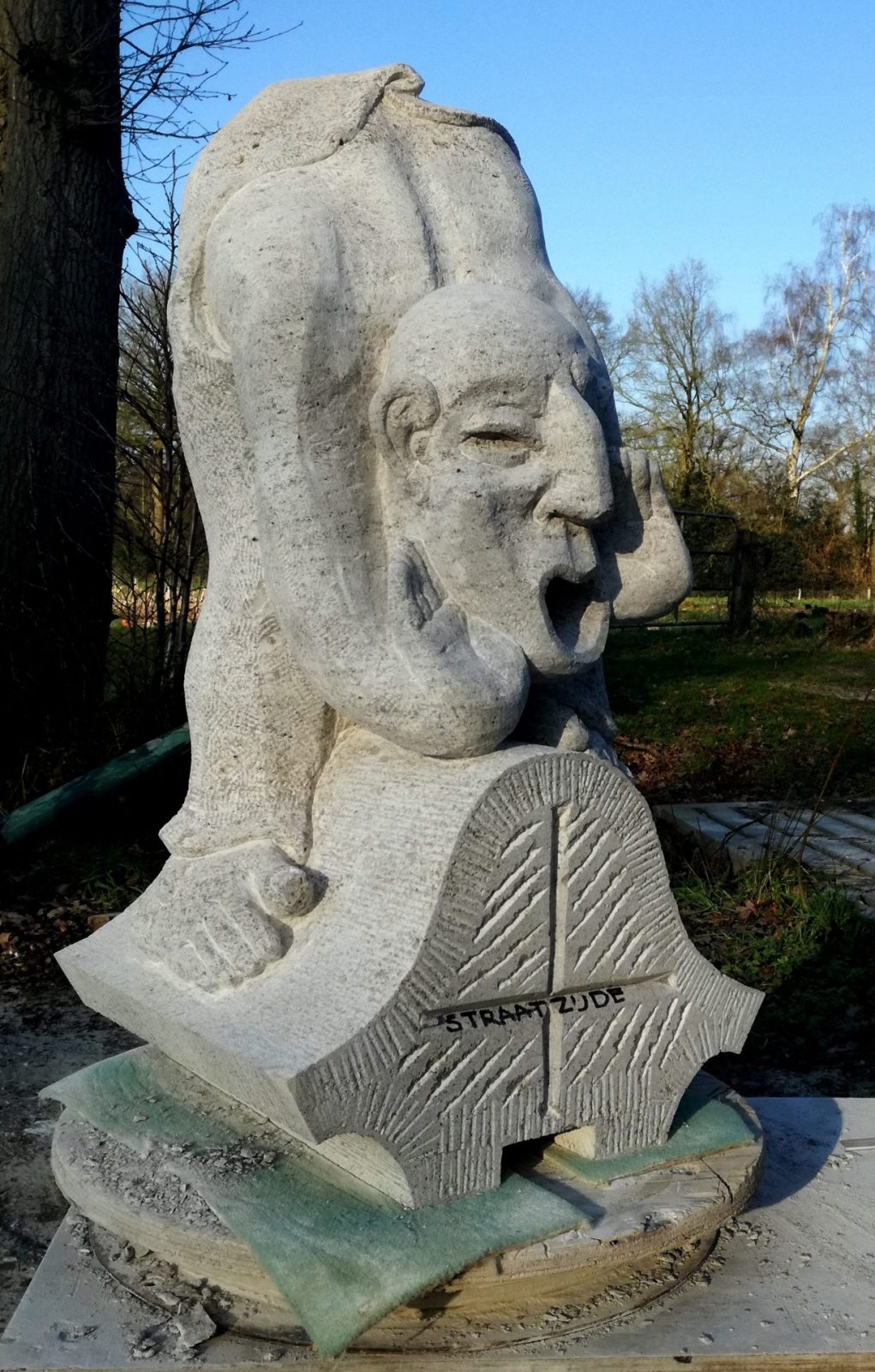 Kopie in Muschelkalksteen van luchtboogbeeldje De Noachroeper