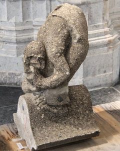 Die Schwibbögen Figur Noah Roeper mit gebrochenen Beinen.