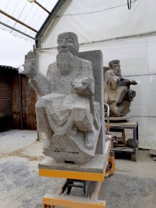 beeld de Oppergodmajoor in nieuwe Mushlkalk voor boog 33 van de Eusebiuskerk