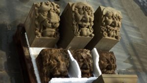 Driemaal een Grotesk in Udelfanger zandsteen, kopie en verweerde originelen