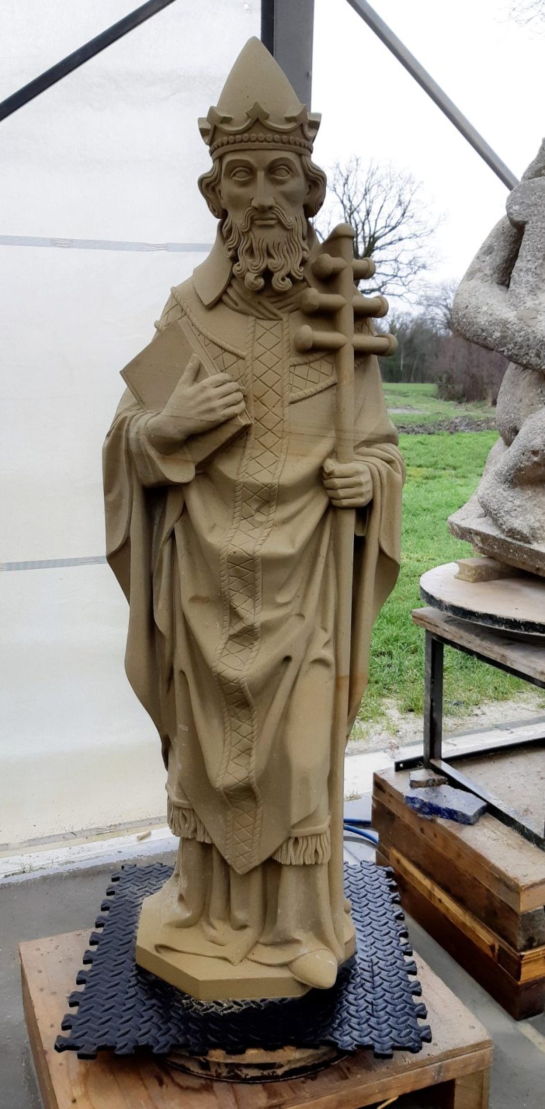 Skulptur von Papst Leo der Große in zwei Teile Udelfanger Sandstein abgeschlossen
