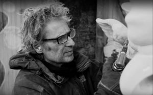 Serge van Druten houwt een marmeren Haan