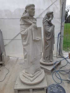 Fersen des Gesichts und der Vogel auf der Kopie der Statue von Thomas von Aquin