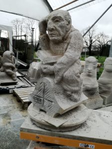 Vertwijfelde Monnik met boek, nieuw kalkstenen beeld