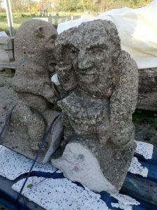 Vertwijfelde Monnik met boek, oud verweerd tufstenen beeld