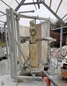 Der Wasserspeier „Steinschnitzteufel“ wird aus einem neuen Steinblock gesägt