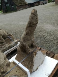 luchtboogbeeldje afkomstig van de Eusebiuskerk in in Arnhem: het originele tufstenen beeldje van de Zeeleeuw