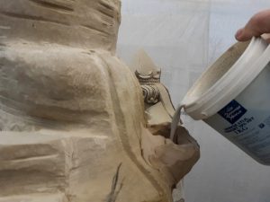 tweedelig beeld van Paus Leo de Grote in Udelfanger zandsteen: het aangieten van de lijmnaad met restauratiemortel