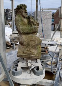 oud luchtboogbeeld op voorzaagmachine