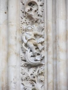 een astronaut aan de kathedraal van Salamanca